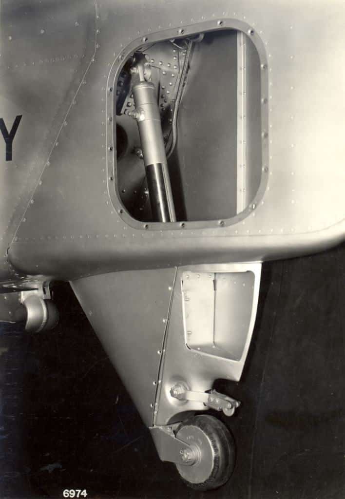 Таже хвостовая опора шасси самолета XF5F-1 в обтекателе. Для зарядки амортизатора гидравлической жидкостью и газом (использовалась углекислота) снимать обтекатель и  хвостовой кок фюзеляжа было не нужно – доступ к штуцерам открывал большой и удобный люк